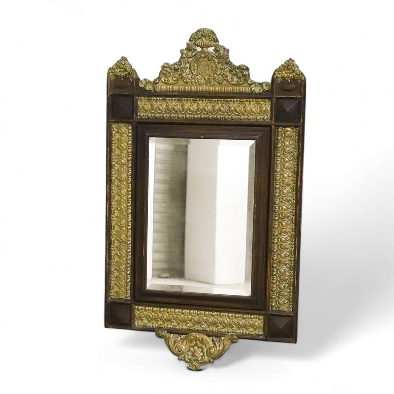 Élégant French serpentine giltwood mirror