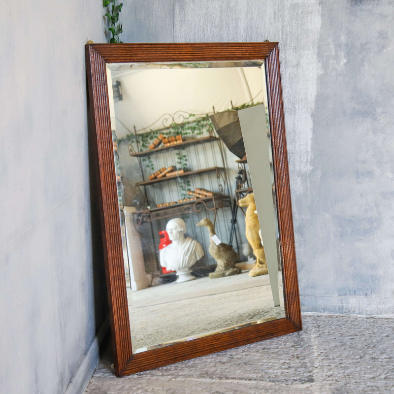 Élégant French serpentine giltwood mirror