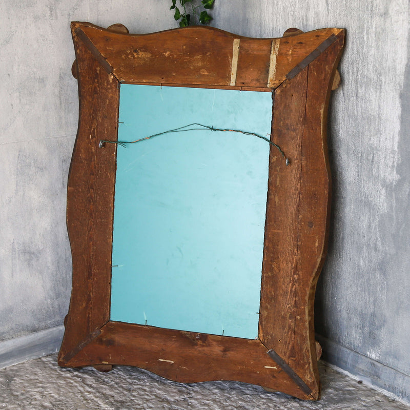 Élégant French serpentine giltwood mirror