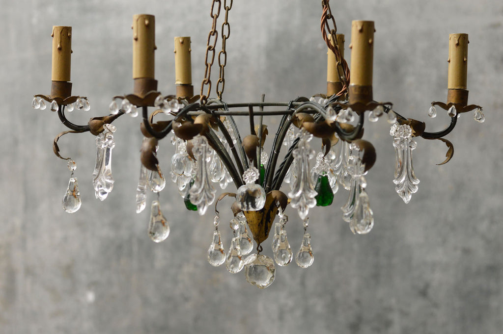 GILDED CHANDELIER WITH MULTICOLOUR DROPS.