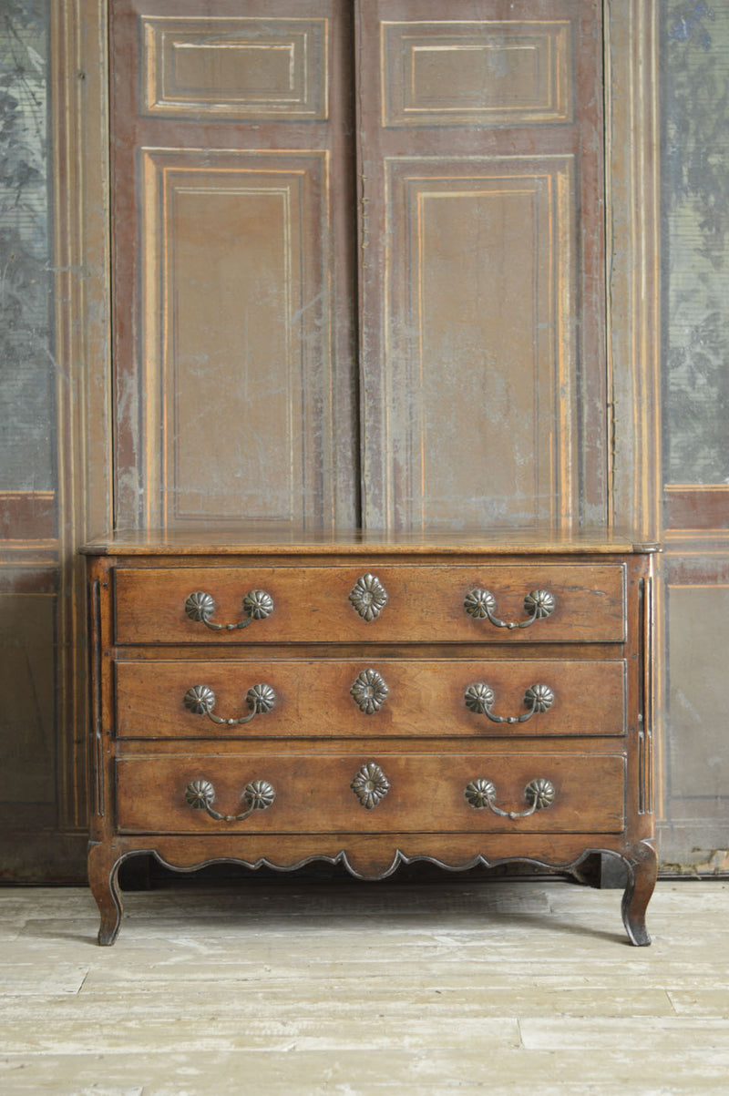 19TH CENTURY FRENCH WALNUT COMMODE