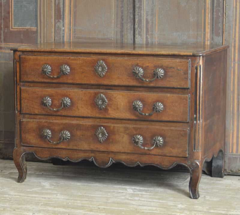 19TH CENTURY FRENCH WALNUT COMMODE