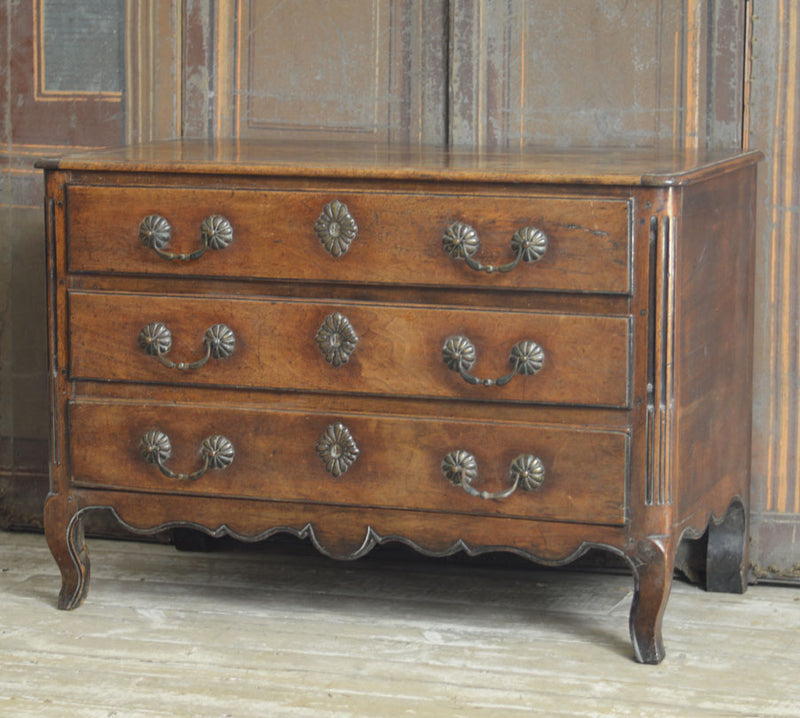 19TH CENTURY FRENCH WALNUT COMMODE