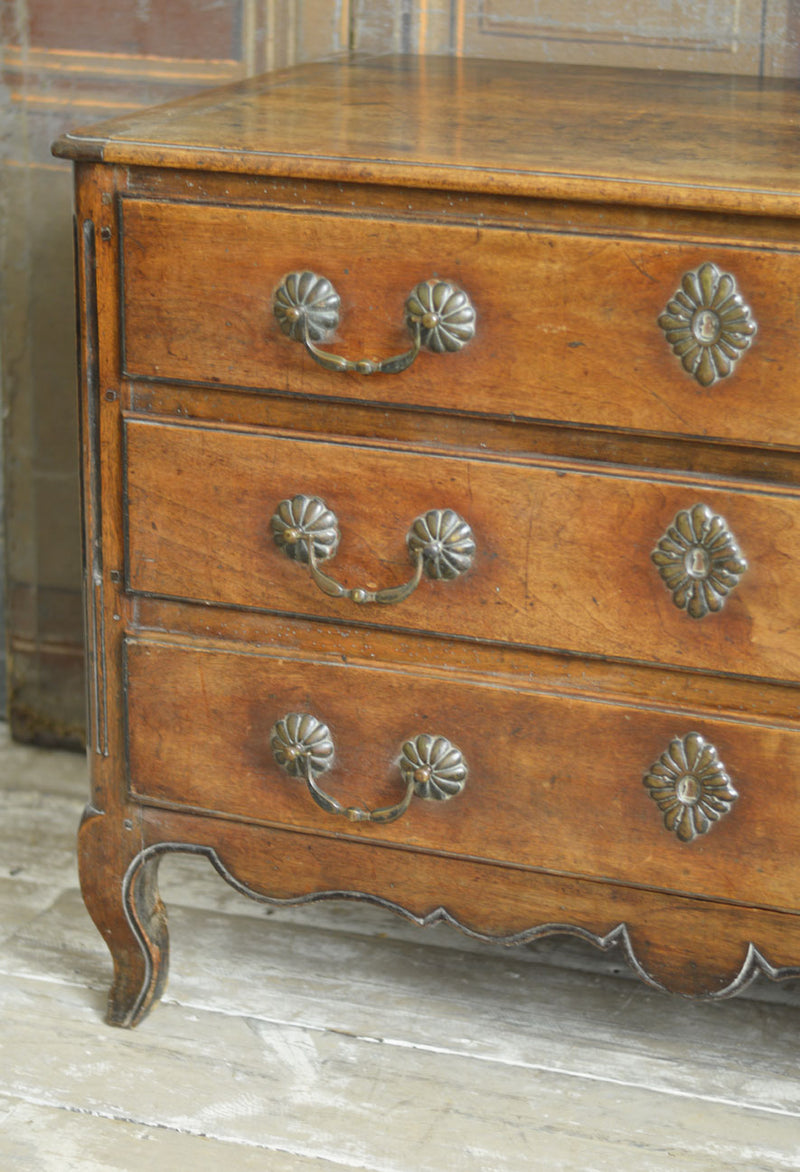 19TH CENTURY FRENCH WALNUT COMMODE