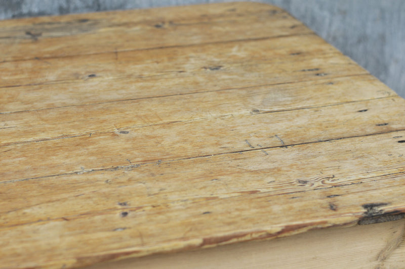 ENGLISH 19TH CENTURY KITCHEN TABLE