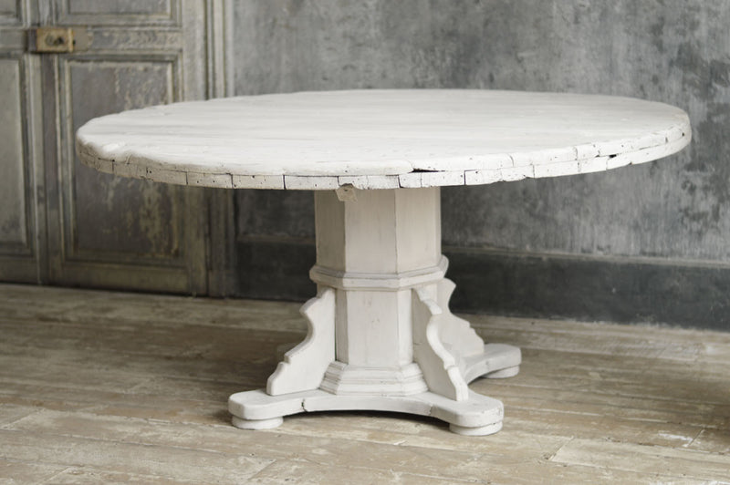 ROUND DINING TABLE
