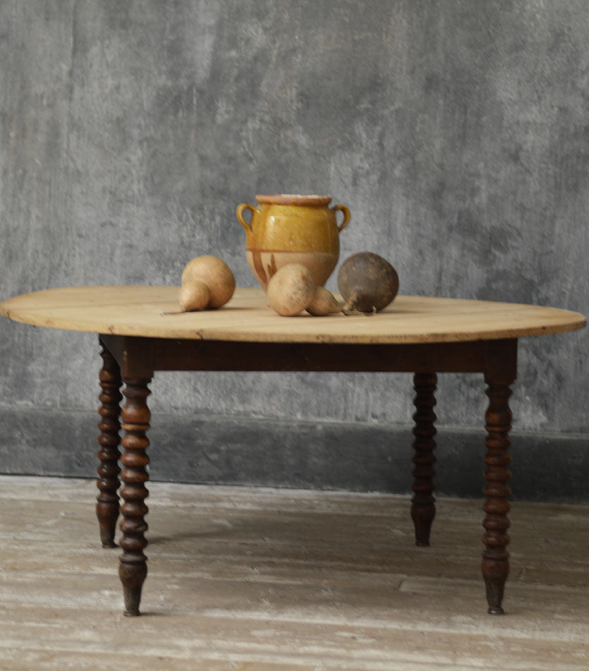 FRENCH 19TH CENTURY CIRCULAR DINNING TABLE