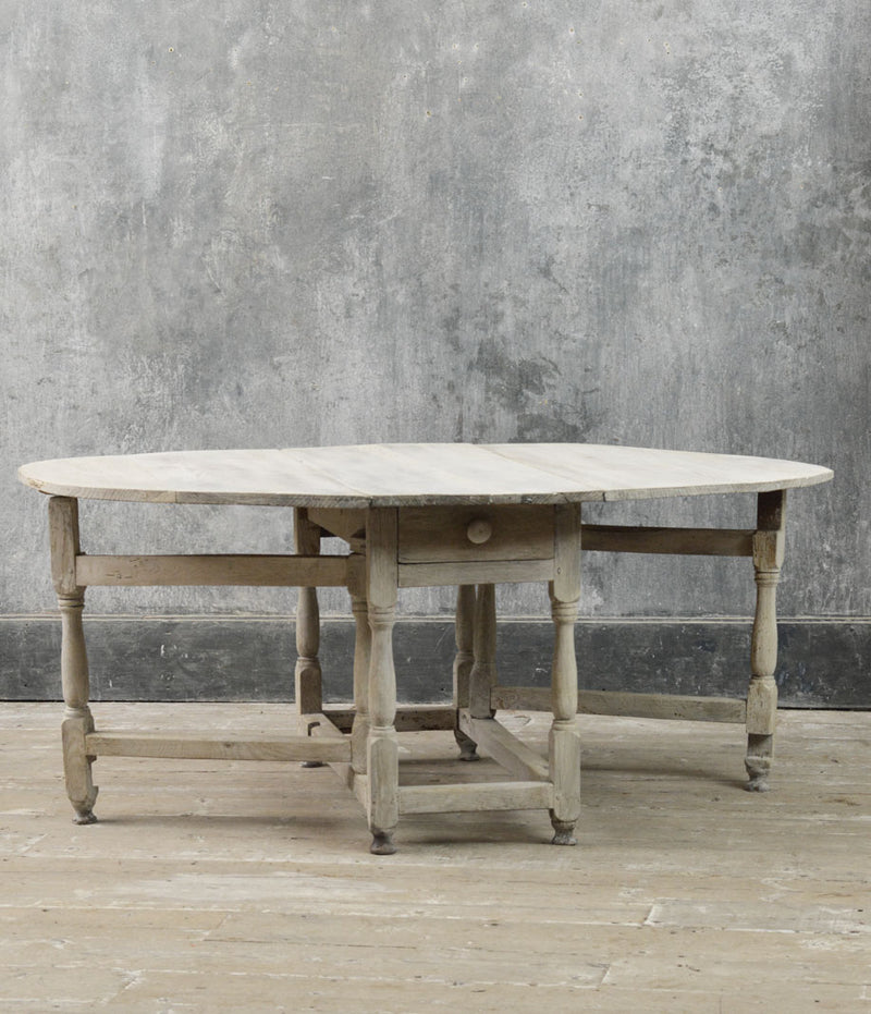 English oak 18th Century drop leaf dinning table.