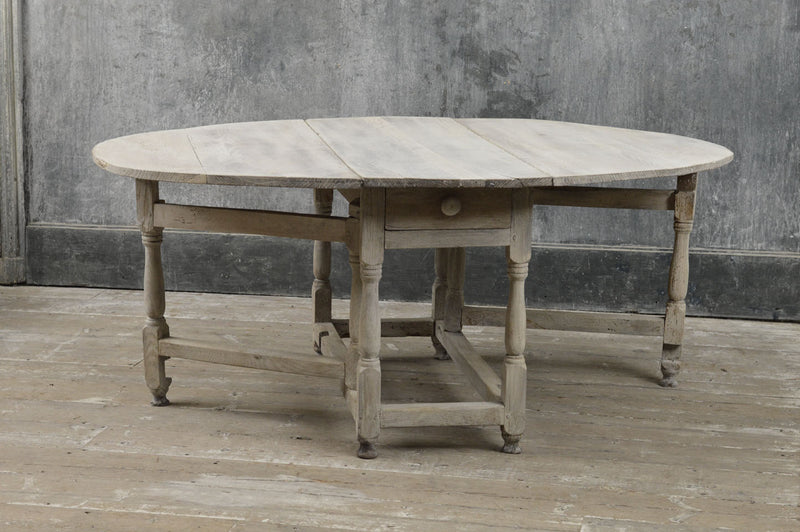 English oak 18th Century drop leaf dinning table.