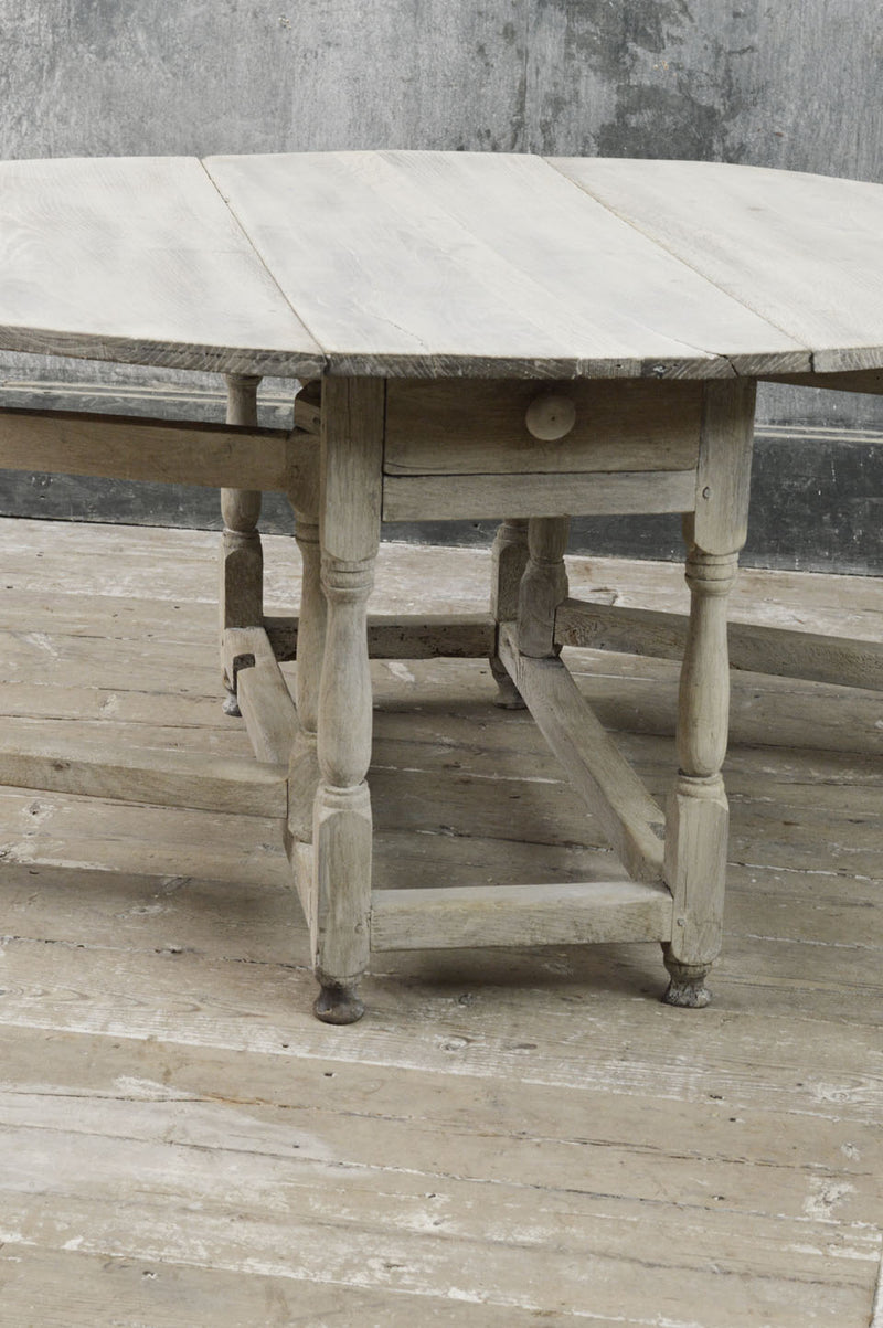 English oak 18th Century drop leaf dinning table.