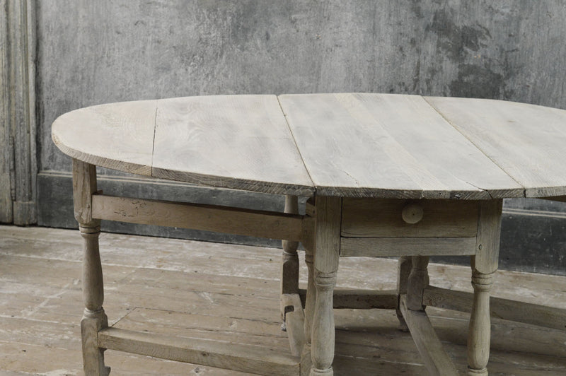 English oak 18th Century drop leaf dinning table.