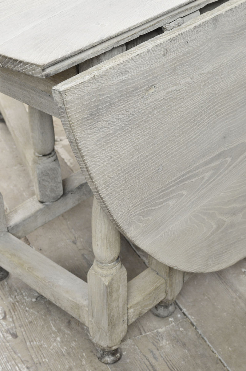 English oak 18th Century drop leaf dinning table.