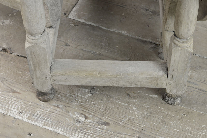 English oak 18th Century drop leaf dinning table.