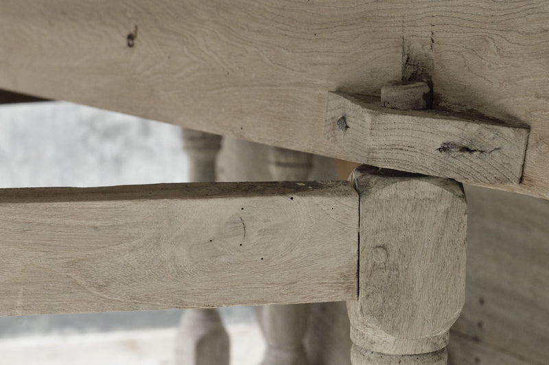 English oak 18th Century drop leaf dinning table.