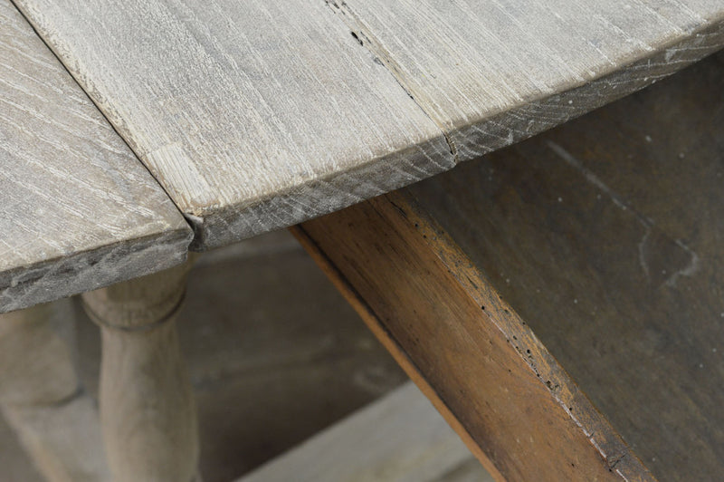 English oak 18th Century drop leaf dinning table.