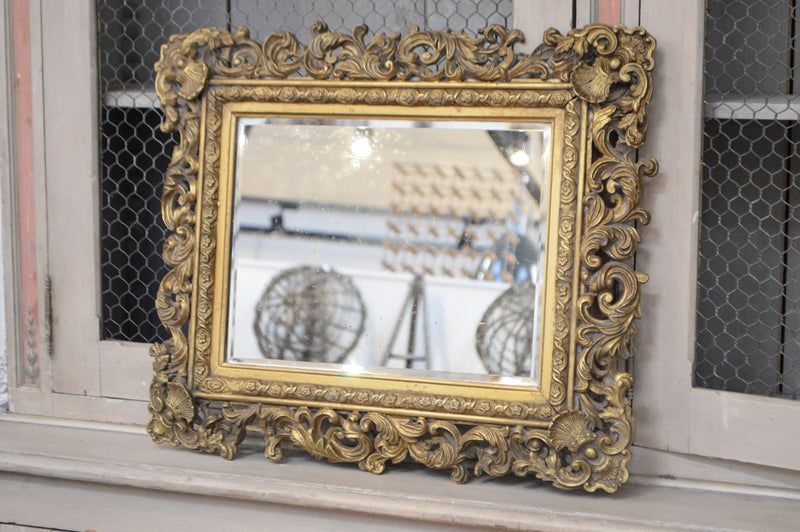 19TH CENTURY GILT MIRROR.