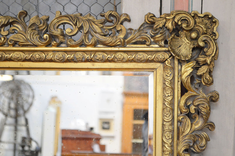 19TH CENTURY GILT MIRROR.